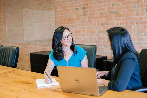 Maîtriser la négociation de contrats : astuces efficaces et pièges à surmonter pour un succès garanti